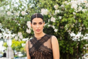 Αποκαλυπτική και αριστοκρατική: Η Ρόζι Χάντινγκτον Γουάιτλι φόρεσε ένα απίθανο ανοιχτό φόρεμα που ένωσε ένας λευκός φιόγκος - εικόνα 7