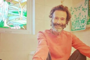 Θανάσης Ευθυμιάδης σε στάση shirshasana: Κοιτώντας ανάποδα πολλές φορές βλέπω πιο σωστά [εικόνα]