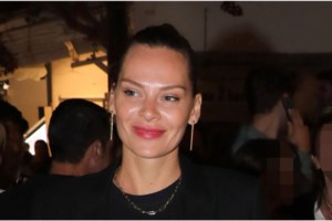 Υβόννη Μπόσνιακ: Αψεγάδιαστη στη Μύκονο με την καστανόξανθη κόρη της, Ελένη Πασχαλίδη - εικόνα 10