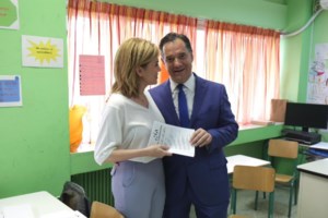 Σταματίνα Τσιμτσιλή: Ψήφισε στην παλιά της γειτονιά η παρουσιάστρια του Happy Day [εικόνες]