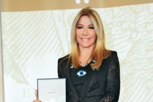 Λάκης Λαζόπουλος: Με εντυπωσιακή συντροφιά σε νυχτερινό μαγαζί - Η γοητευτική γυναίκα με το σιθρού τοπ και το μίνι - εικόνα 3