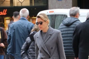 Σταματίνα Τσιμτσιλή: Οι απίθανες denim μπότες που συνδύασε με το φλοράλ φόρεμά της - εικόνα 3