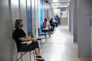 Κορονοϊός: Ανησυχία από την αύξηση των νοσηλειών - Στα νοσοκομεία 18αρηδες και 20αρηδες - εικόνα 2