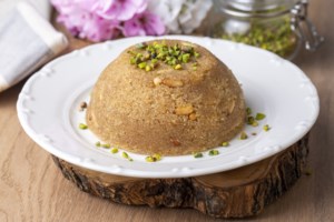 Το τέλειο νηστίσιμο γλυκό: Κορμός με χαλβά και ξηρούς καρπούς