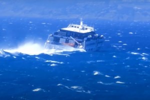 Νάξος: Μεγάλη μάχη του Sifnos Jet με τα κύματα - Πάνω από 7 μποφόρ οι άνεμοι [βίντεο]