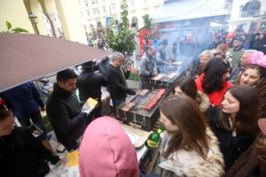 Τσικνοπέμπτη στο μπαλκόνι για τους Θεσσαλονικείς - Οικογενειακές παραγγελίες στα κρεοπωλεία