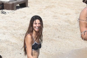 Μιρέλα Μανιάνι: Εμφάνιση "φωτιά" με κόκκινο μπικίνι σε παραλία της Αναβύσσου [Εικόνες]