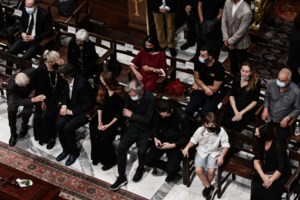 Μίκης Θεοδωράκης: Στα Χανιά η σορός του - Λαϊκό προσκύνημα και τελευταίο χειροκρότημα στον Γαλατά - Live [εικόνες, βίντεο] - εικόνα 30