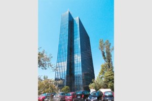 Στο σφυρί μεγάλο ξενοδοχείο στην Καστοριά και αγροτεμάχια της οικογένειας Πατρώνη στη Μύκονο - εικόνα 2