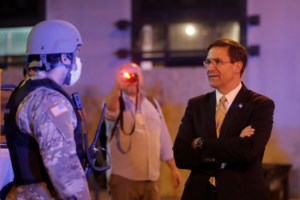 Θύμισε... Νέα Υόρκη: Επεισόδια με μολότοφ και χημικά στην αμερικανική πρεσβεία - Δώδεκα προσαγωγές [Βίντεο+εικόνες] - εικόνα 11