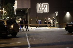 Μαφιόζικη επίθεση στη Βούλα: Γνωστός για υποθέσεις της νύχτας ο 50χρονος που δέχθηκε τις σφαίρες [εικόνες] - εικόνα 3