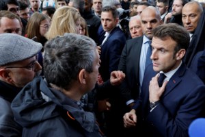 Γαλλία: Το 74% διαφωνεί με το προεδρικό διάταγμα του Μακρόν για το συνταξιοδοτικό