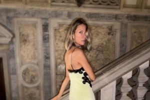 Φεστιβάλ Βενετίας: Η σούπερ αποκαλυπτική Βίκυ Καγιά πόζαρε στο κόκκινο χαλί, αλλά ο υπεύθυνος της φώναζε να φύγει - εικόνα 9