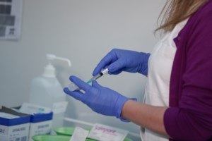 Ο Ζέρβας "παίρνει κεφάλια" συνεργατών του για το σκάνδαλο των εμβολιασμών εκτός σειράς - Τους καρατόμησε και η ΝΔ