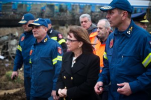 Στα Τέμπη ο Τσίπρας: Ζούμε στιγμές βαθιάς οδύνης και θλίψης, στην ώρα τους η απόδοση ευθυνών [βίντεο] - εικόνα 2