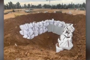 Άνοιξη: Έσκαβαν την αποχέτευση και βρήκαν 54 οβίδες - Οι ένοικοι περνάνε από πάνω με γέφυρα μέχρι να τις πάρει ο στρατός