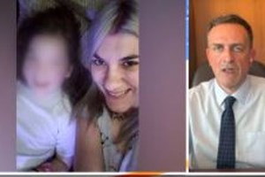 Η εμμονή της Πισπιρίγκου για τη νέα σύντροφο του Μάνου: Μένουν μαζί, την πηγαινοφέρνει στη δουλειά της με τη μηχανή