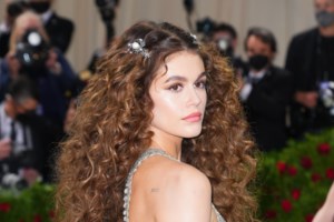 Super chic and fashionable: Η Κάια Γκέρμπερ και ο σύντροφός της είναι το it ζευγάρι του Χόλιγουντ - εικόνα 6