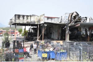 Λαμία: Βίντεο που δείχνει τους δράστες του εμπρησμού στο εργοστάσιο με τα χαλασμένα γεύματα έχει η ΕΛΑΣ - εικόνα 2