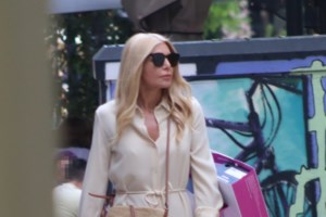 Η αιθέρια Μαρία Ναυπλιώτου - Μία θεά, με μαύρο μπικίνι στην παραλία [εικόνες] - εικόνα 2