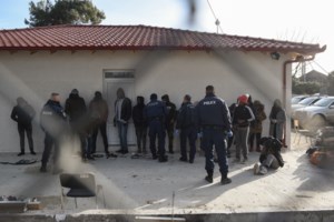 Με όπλο, 500ευρα και ράβδους χρυσού στο προσκεφάλι του κοιμάται ο Μπορίσοφ [Βίντεο] - εικόνα 2