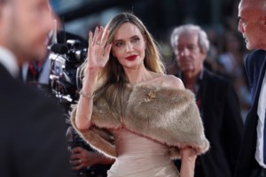 Αντζελίνα Τζολί: To Bohemian Glamour look της με μακραμέ φόρεμα που βρήκε σε vintage shop και ο πανύψηλος γιος της Νοξ Τζολί Πιτ - εικόνα 8