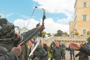 Ρουβίκωνας: Πανό έξω από το σπίτι του υπουργού Δικαιοσύνης Κώστα Τσιάρα [Εικόνα] - εικόνα 2