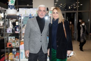 Τατιάνα Στεφανίδου: To ασπρόμαυρο look με λευκό παντελόνι στον υπέροχο κήπο του σπιτιού της - εικόνα 5