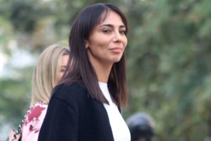 Η Μαρίνα Βερνίκου φόρεσε το πιο sparkling κοστούμι με παγιέτες ιδανικό για τις γιορτινές εμφανίσεις