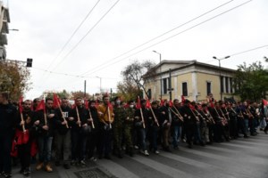 Η πορεία για την εξέγερση του Πολυτεχνείου: Επίθεση με μολότοφ και απάντηση των ΜΑΤ με χειροβομβίδες κρότου-λάμψης