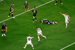 Euro 2024: Youtuber έσπασε για... πλάκα τα μέτρα ασφαλείας- Έφτασε στο χορτάρι ντυμένος μασκότ, με ψεύτικες διαπιστεύσεις - εικόνα 9