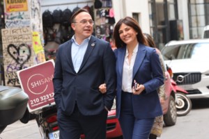 Μαριγώ Λαιμού Πατίτσα: Η σπάνια εμφάνιση της πεθεράς της Μαριέττας Χρουσαλά - Το ασημί πλεκτό φόρεμα και οι ασορτί μπότες - εικόνα 9