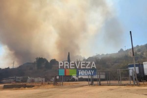 Φωτιά σε οικοδομή στην Κηφισιά - Ρίψεις νερού από ελικόπτερο [βίντεο]