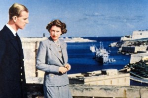 Δημοπρατήθηκε μια από τις πρώτες ηλεκτρικές κιθάρες του "θεού της ροκ" Τζίμι Χέντριξ