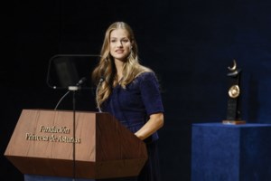 Ιδού η μελλοντική βασίλισσα: Η πριγκίπισσα Λεονόρ με total white κοστούμι στην τελετή ενηλικίωσής της - εικόνα 16