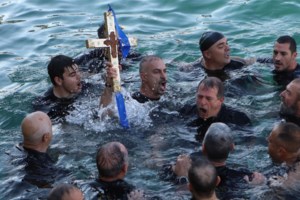 Θεοφάνεια: Τραυματίστηκε 22χρονος που βούτηξε να πιάσει τον σταυρό στη Μαλεσίνα