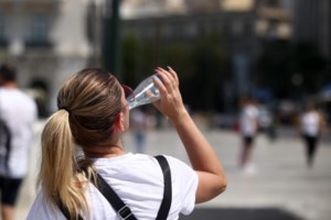 Μεγαλή φωτιά στο Ηράκλειο: Αστυνομικοί βοήθησαν οικογένεια και έπεσαν στη θάλασσα για να σωθούν! - εικόνα 2