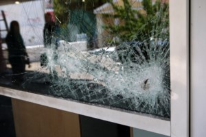 Λάρισα: Επιτέθηκαν στο γραφείο του Χρήστου Κέλλα [εικόνες] - εικόνα 4