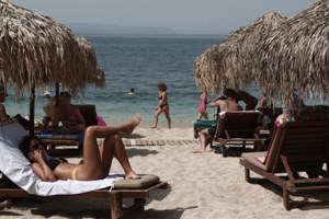 Γεμάτες φυτοπλαγκτόν παραλίες σε Ρόδο και Κρήτη το Σαββατοκύριακο - Τι συνέβη