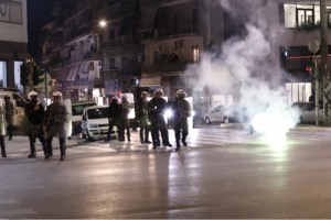 Πειθαρχική έρευνα για τον άντρα των ΜΑΤ που επιτέθηκε σε διαδηλώτρια στην Πανόρμου [βίντεο] - εικόνα 2