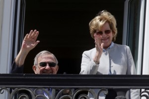 Throwback φωτό: Νίκος και Αλκης Κούρκουλος στο γήπεδο, με γυαλιά, γοητεία και πολύ στιλ - εικόνα 2