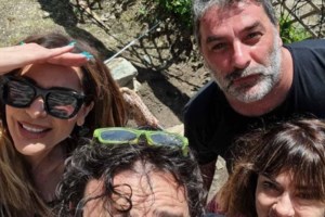 Ντέμης Νικολαΐδης: Τα καυτά φιλιά με γοητευτική ξανθιά σε ταβέρνα - Δεν είναι η Κατερίνα Παναγοπούλου [εικόνες] - εικόνα 2