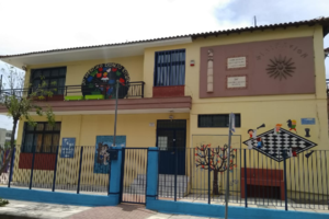 Ανάστατοι γονείς στο Αίγιο: Καταδικασμένος για σεξουαλικό αδίκημα κυκλοφορεί σε δημοτικό σχολείο