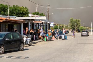 Φωτιά στη Ρόδο: Jet2 και TUI ακυρώνουν τις πτήσεις τους προς το νησί