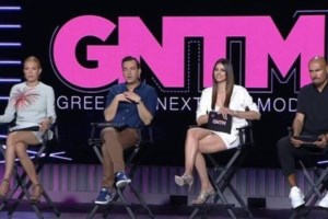 Ηλιάνα Παπαγεωργίου: Το προκλητικό βίντεο από τις διακοπές της - Βγάζει το φόρεμα και βουτάει τόπλες στη θάλασσα [Βίντεο] - εικόνα 4