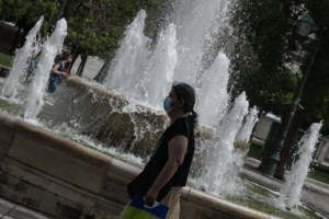 Χανιά: ΕΜΑΚ και εθελοντές μεταφέρουν τουρίστρια που τραυματίστηκε - Καρε καρέ η διάσωσή της [Εικόνες]