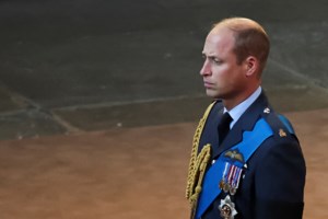 Βασίλισσα Ελισάβετ: Παρακολουθούσε το "The Crown", λέει ο τηλεοπτικός "Φίλιππος" - Ο Χάρι με αποκάλεσε "παππού" [Βίντεο]