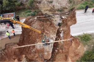 Σοκ στο Κιάτο: 40χρονη στο νοσοκομείο χωρίς δέρμα στο κεφάλι - Πιάστηκαν τα μαλλιά της σε μηχάνημα