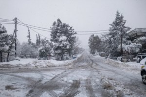 Η κακοκαιρία Μήδεια σαρώνει την Αττική: Κλειστοί δρόμοι, πτώσεις δέντρων, διακοπές ρεύματος - Αλυσίδες μέχρι και στην Κηφισίας - εικόνα 16