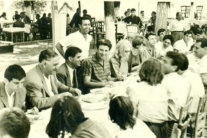 Σπάνιο κλικ: Μίκης Θεοδωράκης, Καρέζη & Κούρκουλος, κάνουν πρόβα στο πιάνο το 1963